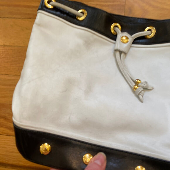 Vtg ST. JOHN Leather Drawstring Bucket Bag White Black Gold Rivets FLAWS READ - Picture 2 of 8